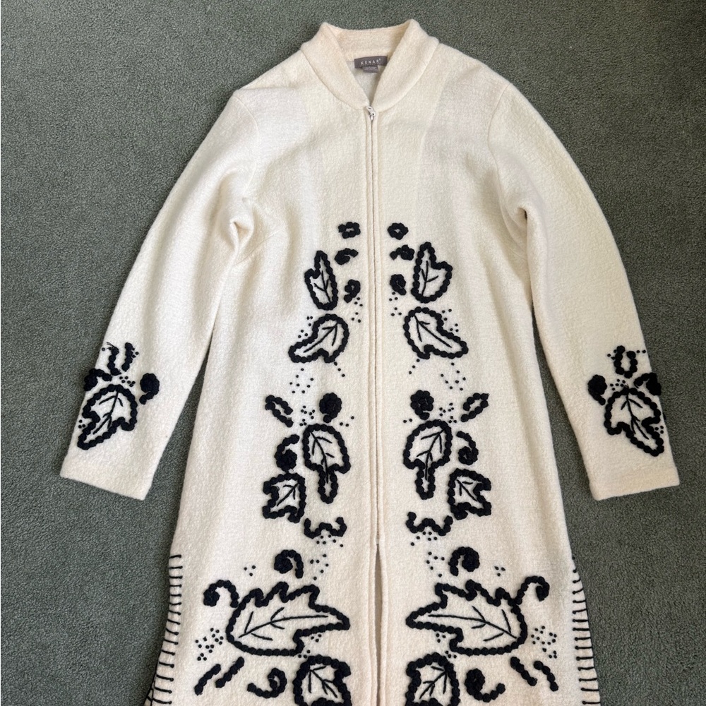 Vintage Kenar 100% wool coat in beige with a black floral leaf pattern. Sz L